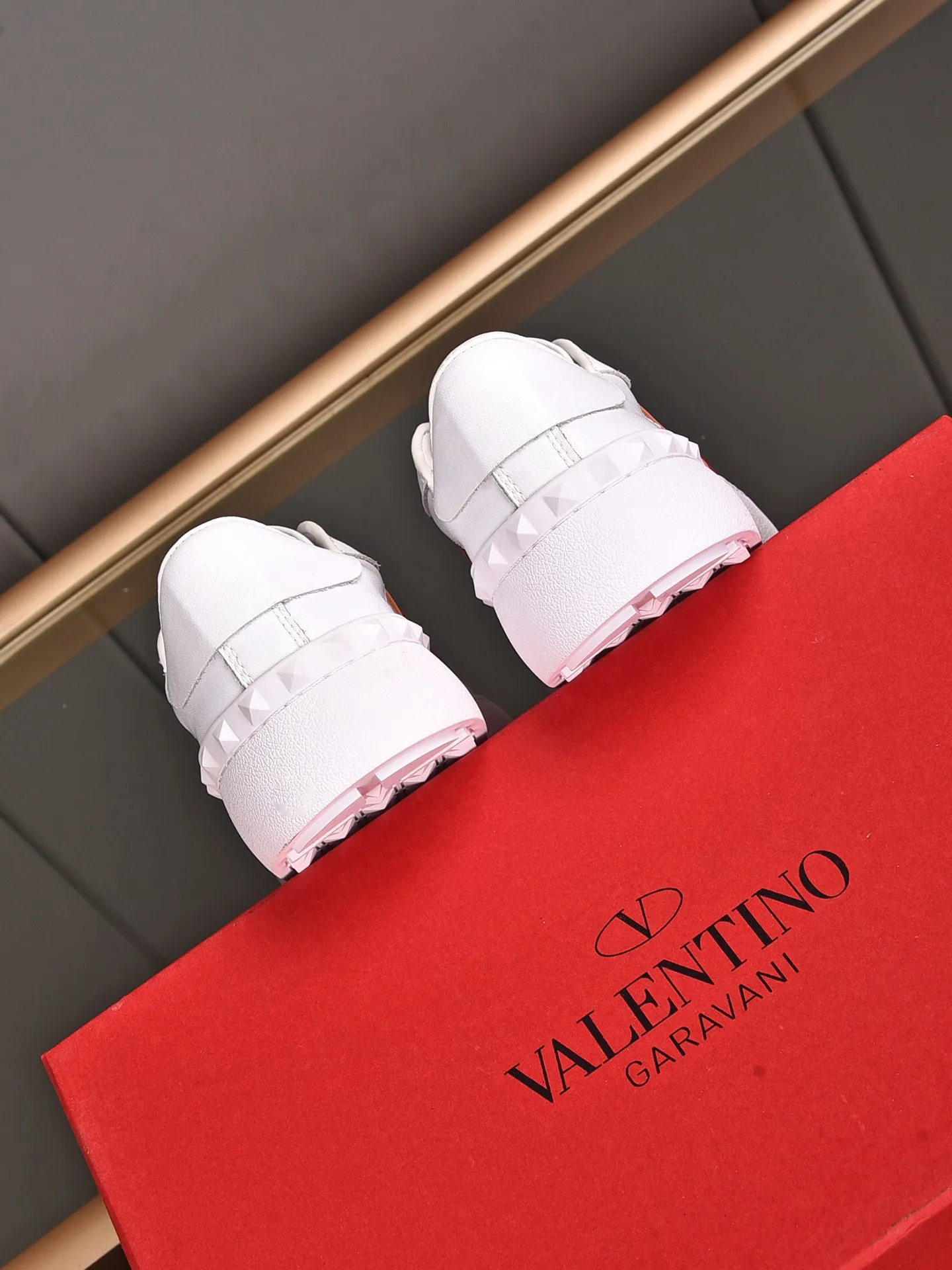 Men's shoes 440💰 (men and women couples) Valentino classic color matching series casual shoes. Made with heavy craftsmanship, good products pay attention to every detail. A must-have trendy item that can be worn all year round, it has been worn by many celebrities and Internet celebrities~~Imported cowhide surface, unique design concept, sheepskin lining, counter quality. Women’s clothing 35-40. Men’s clothing 39-44, 45-46 (returns and exchanges are not supported for custom-made items)